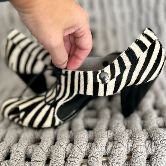 Chanii B Coco Zebra Black & White Heel Sandals Size 7.5 - Picture 8 of 16